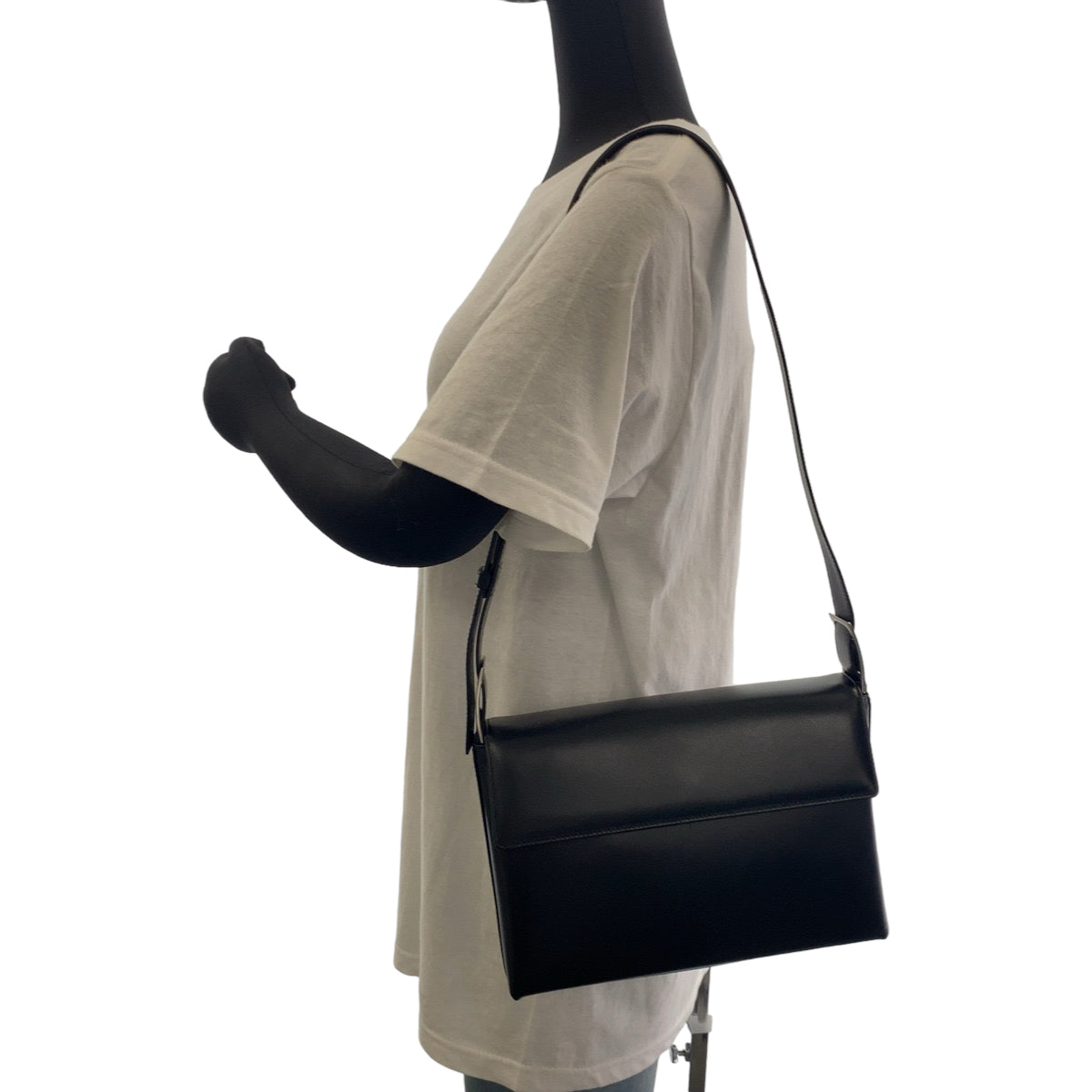 18005
Salvatore Ferragamo サルヴァトーレフェラガモ ヴァラ ブラック 黒 シルバー金具 レザー ショルダーバッグ  レディース A38