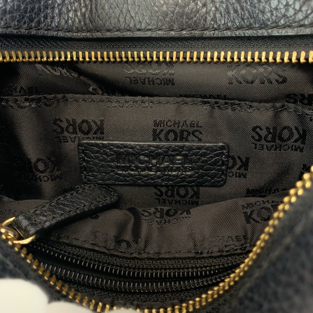 112084
Michael Kors マイケルコース ハミルトン トラベラー ブラック 黒 ゴールド金具 レザー ショルダーバッグ 斜め掛け可能  レディース
