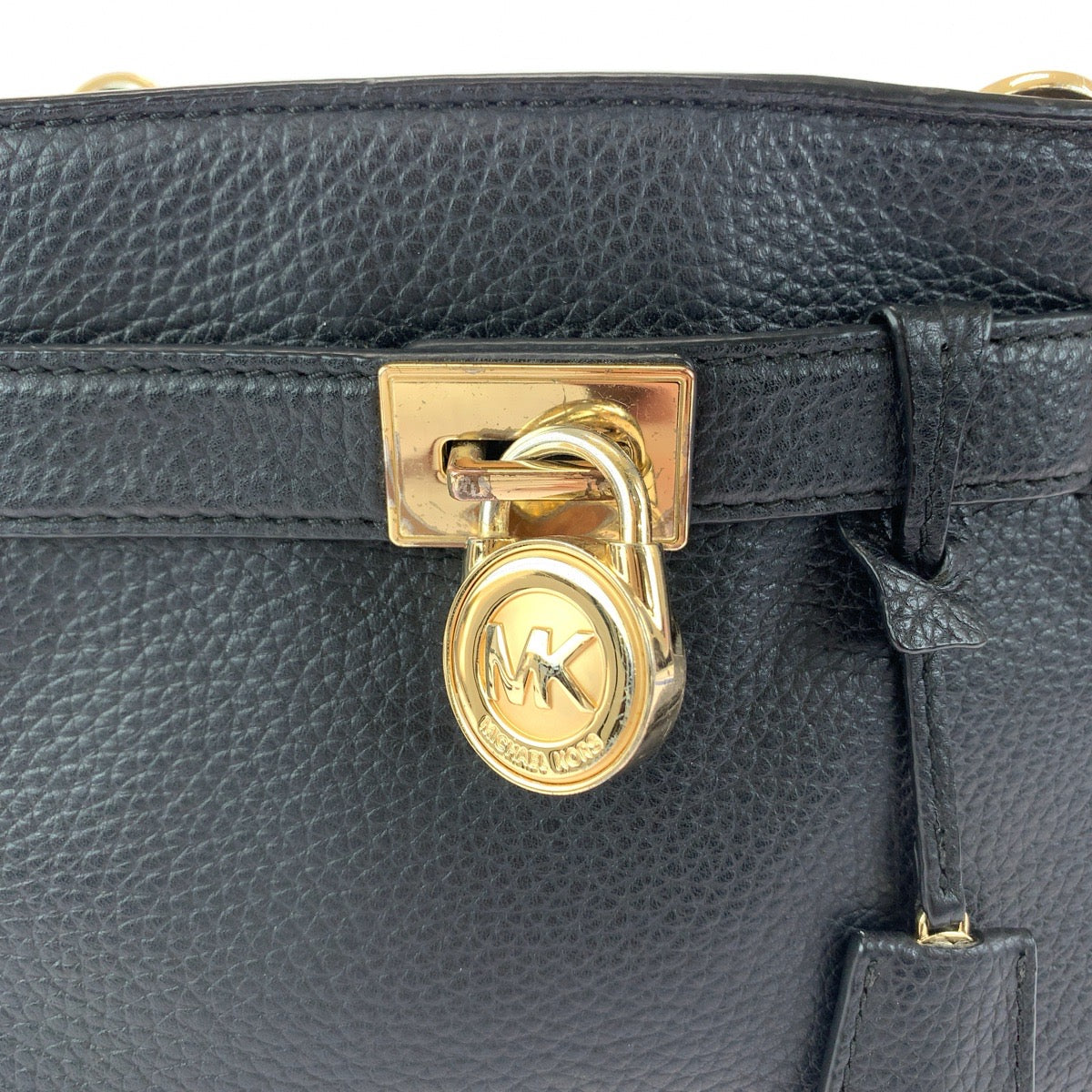 112084
Michael Kors マイケルコース ハミルトン トラベラー ブラック 黒 ゴールド金具 レザー ショルダーバッグ 斜め掛け可能  レディース