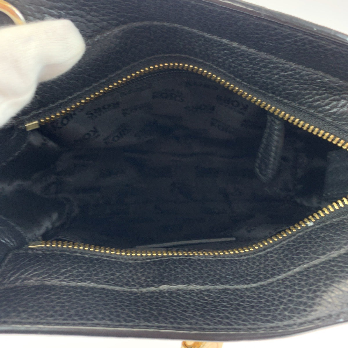 112084
Michael Kors マイケルコース ハミルトン トラベラー ブラック 黒 ゴールド金具 レザー ショルダーバッグ 斜め掛け可能  レディース