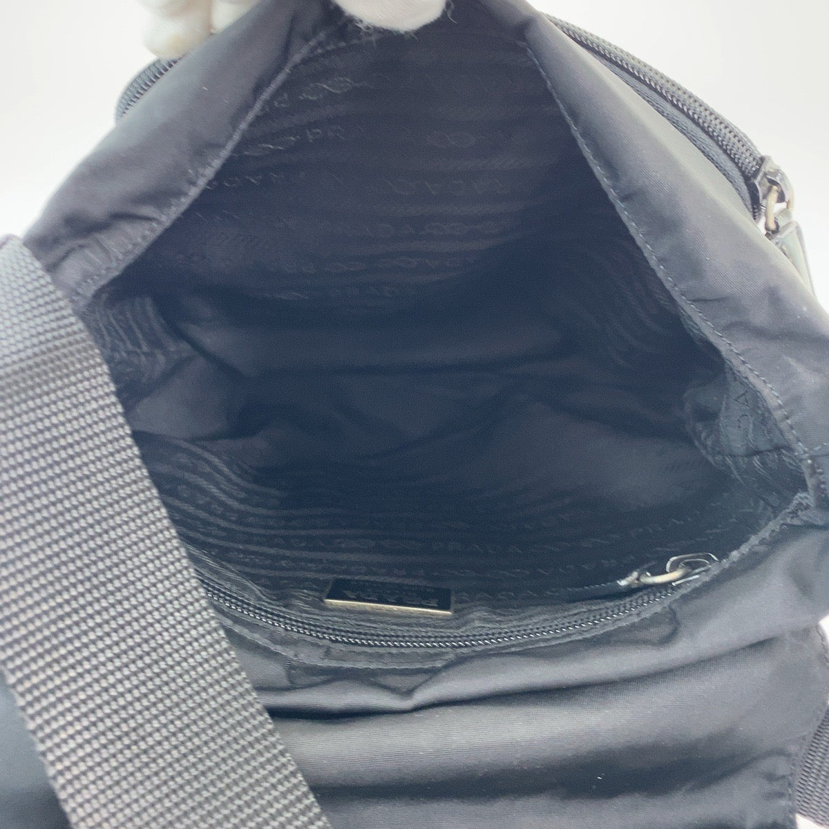 17988
PRADA プラダ テスート 三角ロゴプレート 男女兼用 ブラック 黒 シルバー金具 ナイロン BT8994 斜め掛け ショルダーバッグ ポシェット  メンズ ABP40