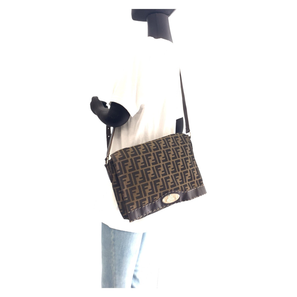 12007
FENDI フェンディ ズッカ ブラウン ゴールド金具 キャンバス / レザー 斜め掛け ショルダーバッグ メッセンジャーバッグ  レディース AB40