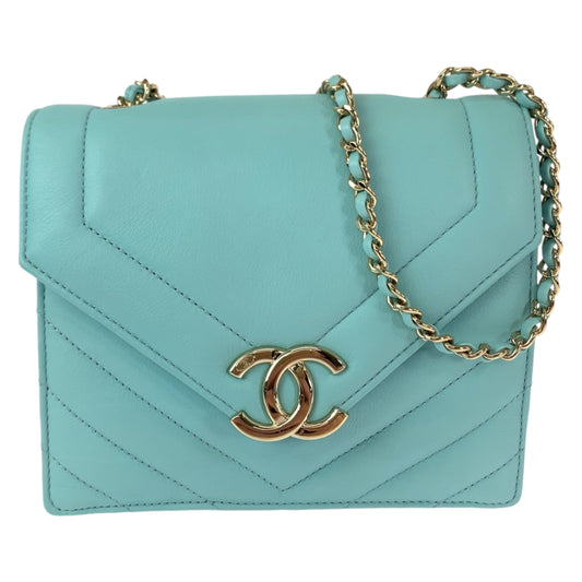 111947
CHANEL シャネル シェブロン ココマーク ターコイズブルー ゴールド金具 ラムスキン 斜め掛け チェーンショルダーバッグ ポシェット  レディース