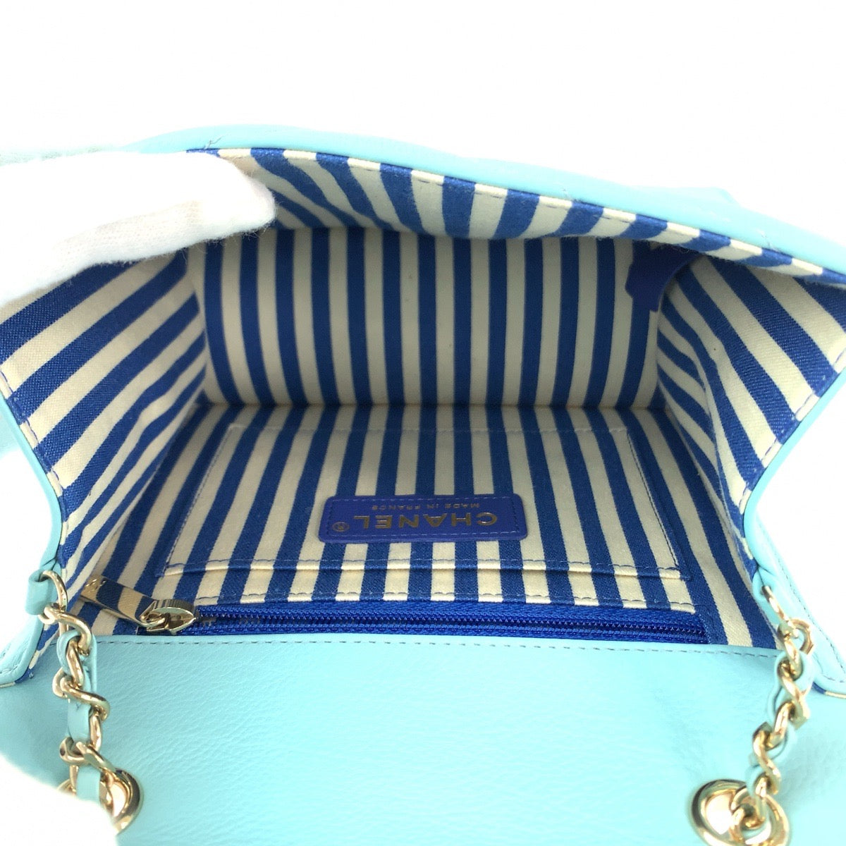 111947
CHANEL シャネル シェブロン ココマーク ターコイズブルー ゴールド金具 ラムスキン 斜め掛け チェーンショルダーバッグ ポシェット  レディース