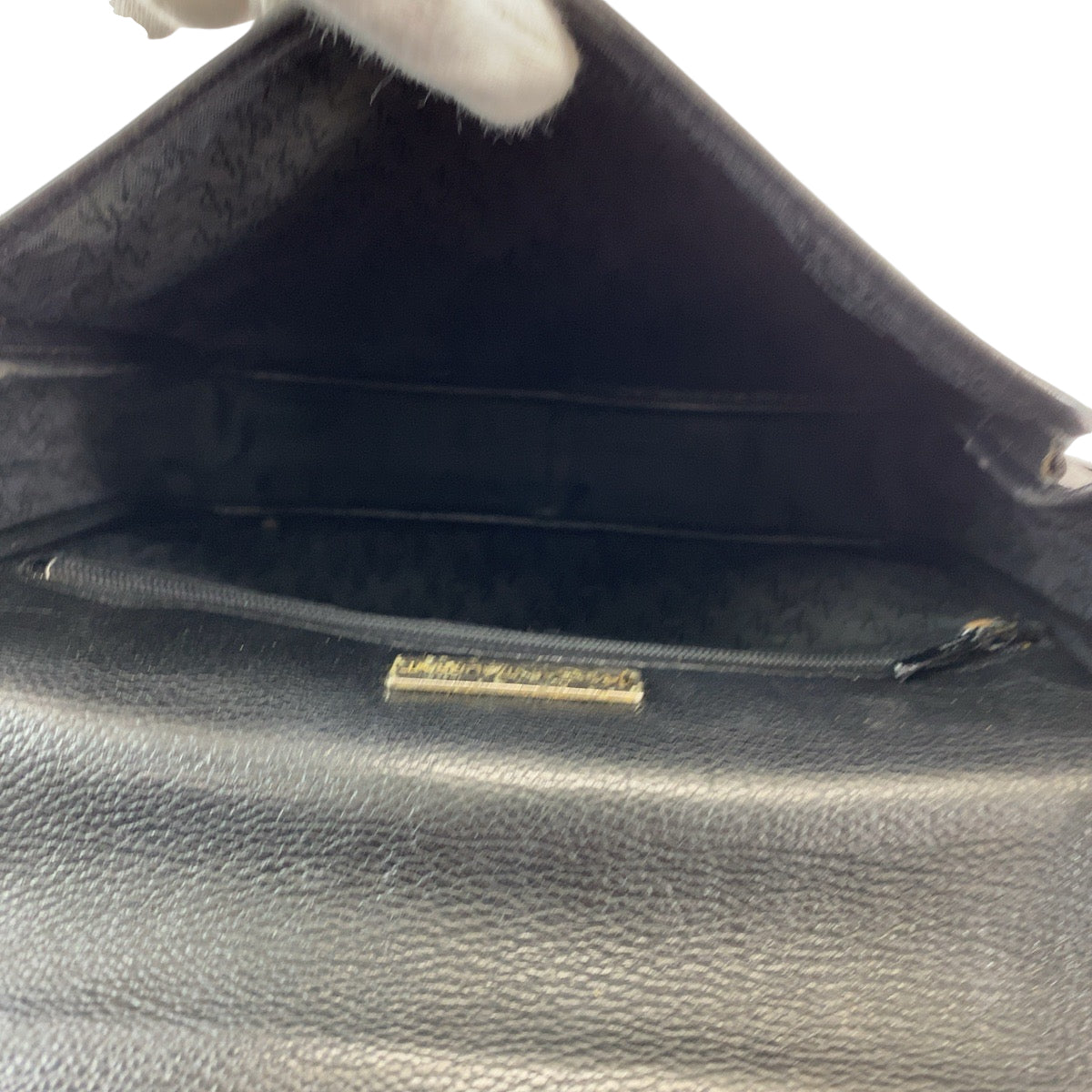 12946
YVES SAINT LAURENT イヴ サンローラン ヴィンテージ YSL ブラック 黒 レザー 斜め掛け ショルダーバッグ ポシェット  レディース
