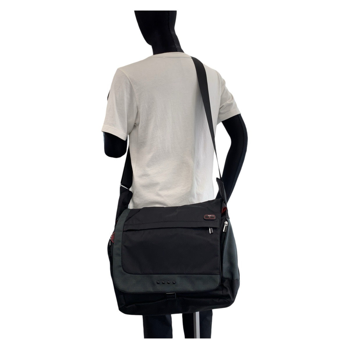 12972
TUMI トゥミ T-TECH ブラック レッド シルバー金具 キャンバス ショルダーバッグ メッセンジャーバッグ  メンズ