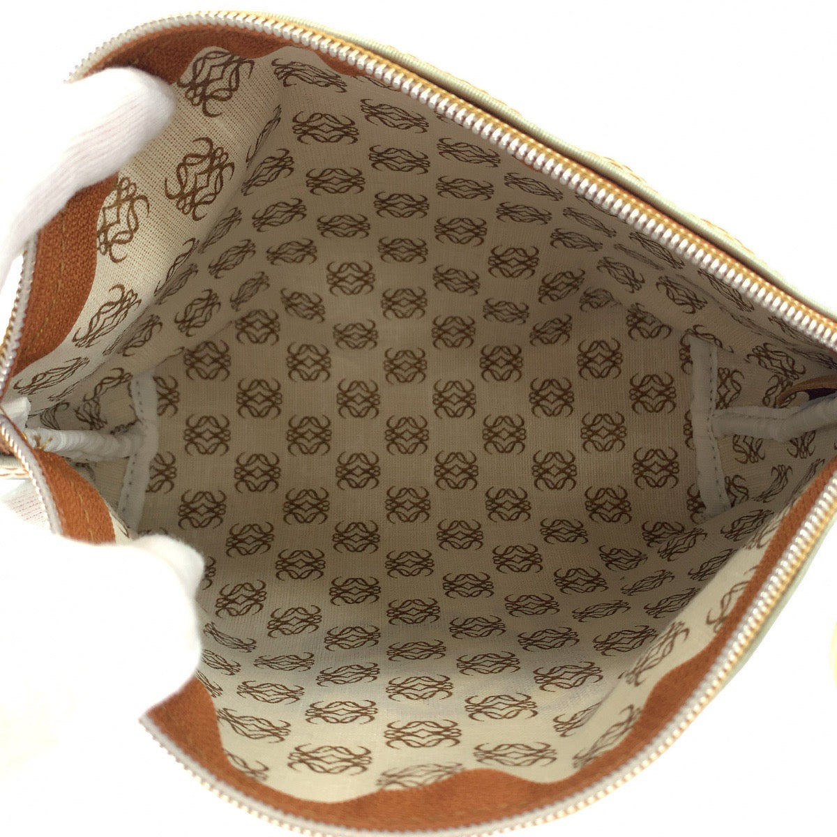 11925
LOEWE ロエベ ヴィンテージ アナグラム ホワイト ゴールド金具 ナイロン ポーチ 化粧ポーチ  レディース AB5