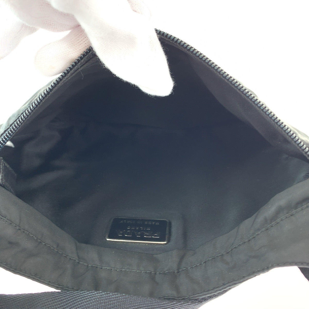 12987
PRADA プラダ テスート 三角ロゴプレート ブラック 黒 シルバー金具 ナイロン ショルダーバッグ ボディバッグ  メンズ