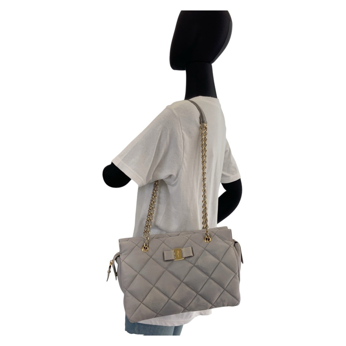 11921
Salvatore Ferragamo サルヴァトーレフェラガモ ヴァラ グレー ゴールド金具 レザー 斜め掛け ショルダーバッグ メッセンジャーバッグ  レディース