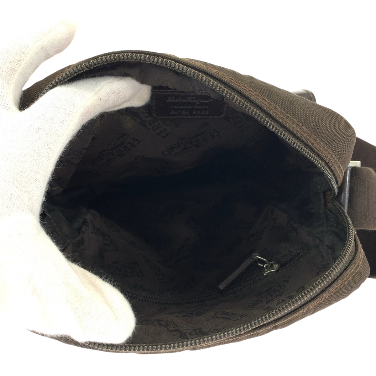 12997
Salvatore Ferragamo サルヴァトーレフェラガモ 男女兼用 ブラウン シルバー金具 キャンバス ショルダーバッグ ポシェット  メンズ