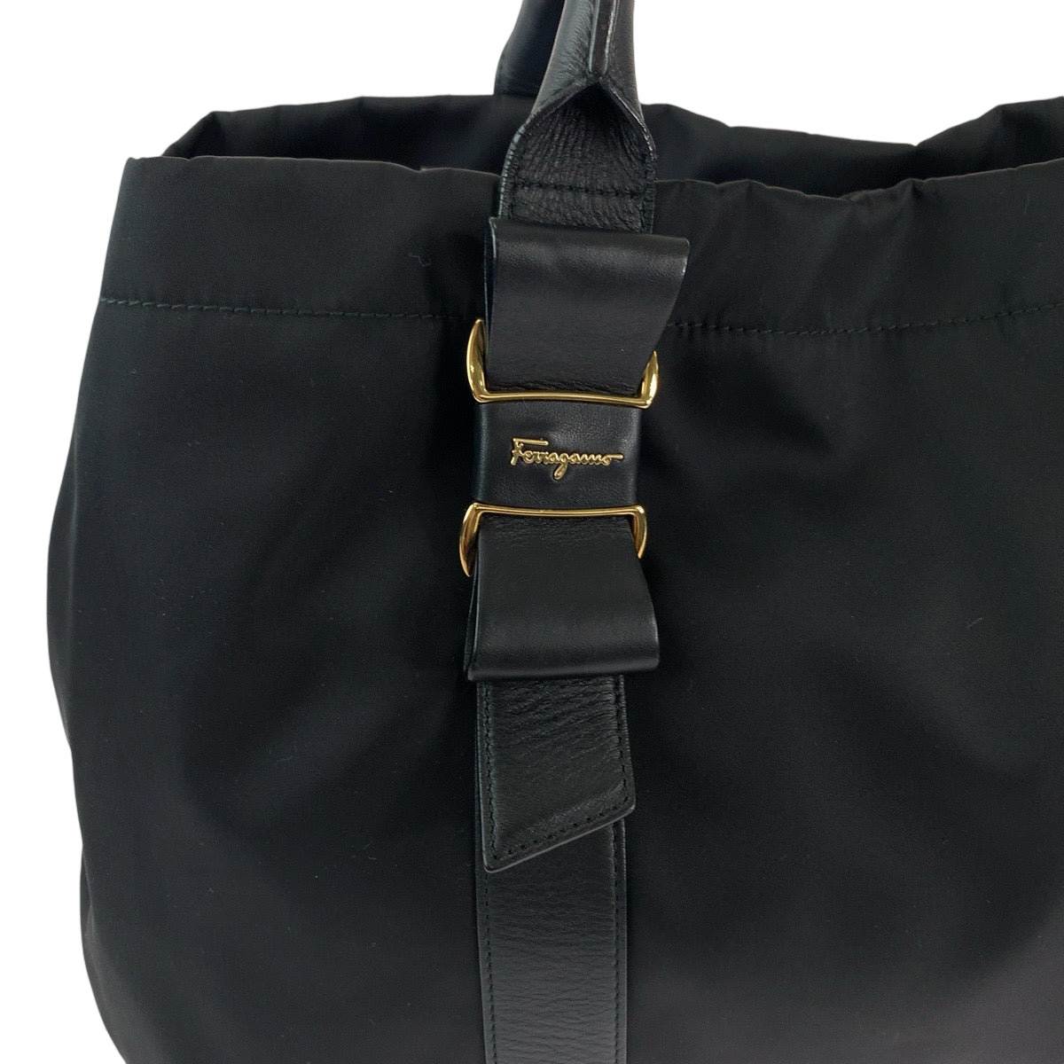 11913
Salvatore Ferragamo サルヴァトーレフェラガモ ヴァラ ブラック 黒 ゴールド金具 ナイロン GG 21D395 トートバッグ ショルダーバッグ  レディース