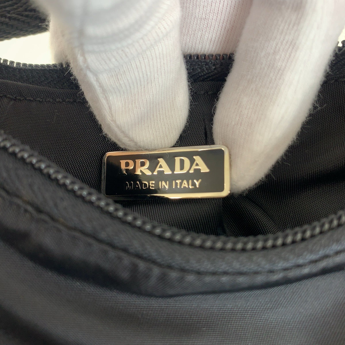 11904
PRADA プラダ テスート 三角ロゴプレート ブラック 黒 シルバー金具 ナイロン ハンドバッグ アクセサリーポーチ  レディース