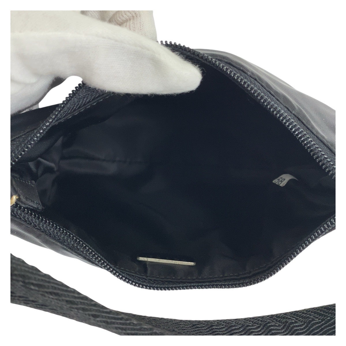 11904
PRADA プラダ テスート 三角ロゴプレート ブラック 黒 シルバー金具 ナイロン ハンドバッグ アクセサリーポーチ  レディース