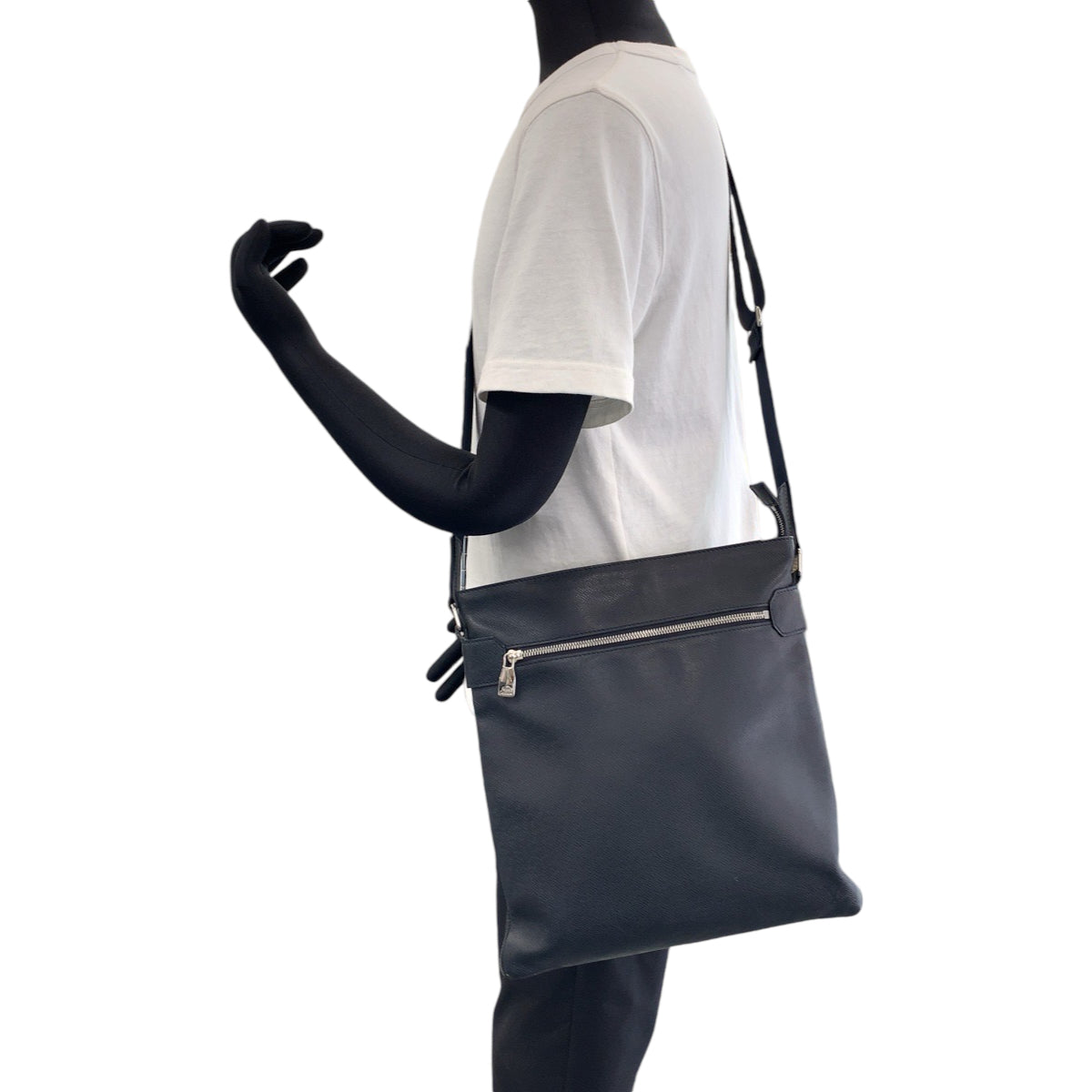 11850
LOUIS VUITTON ルイヴィトン タイガ サシャ ネイビー シルバー金具 タイガ M32712 ショルダーバッグ メッセンジャーバッグ  メンズ