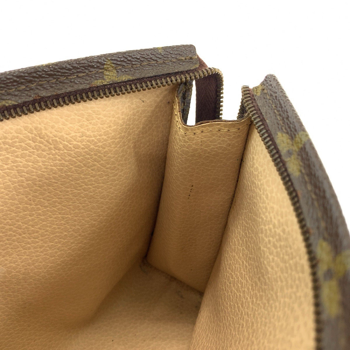 13126
LOUIS VUITTON ルイヴィトン ヴィンテージ モノグラム ポッシュ トワレット26 ブラウン ゴールド金具 PVC M47542 クラッチバッグ セカンドバッグ ポーチ  メンズ