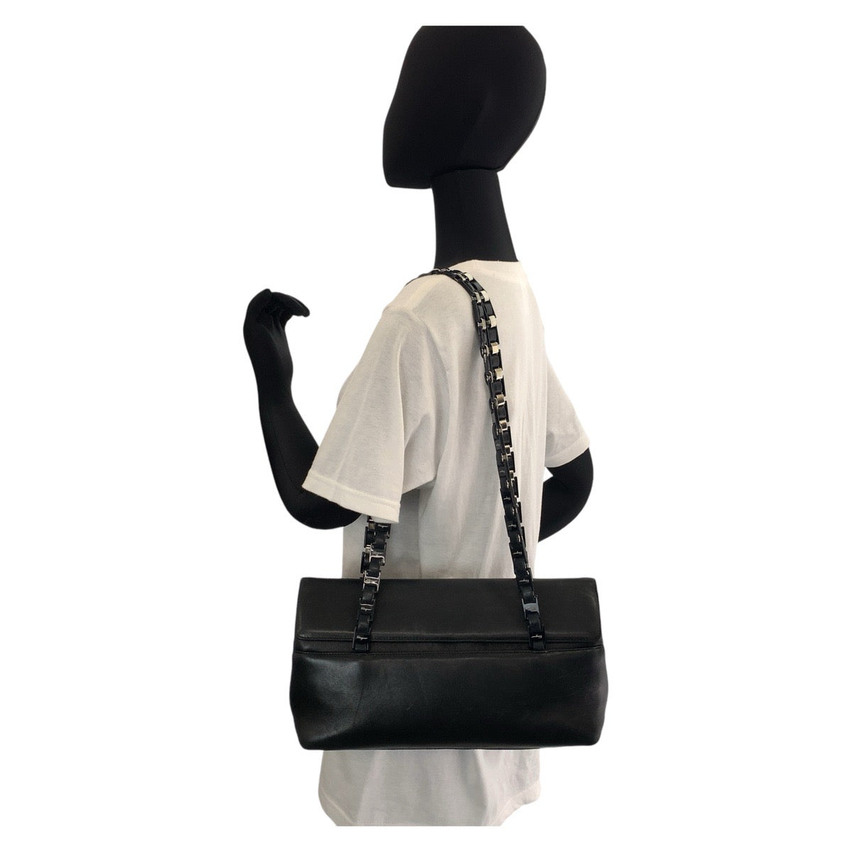 13163
Salvatore Ferragamo サルヴァトーレフェラガモ ヴァラ ブラック 黒 シルバー金具 レザー チェーンショルダーバッグ  レディース