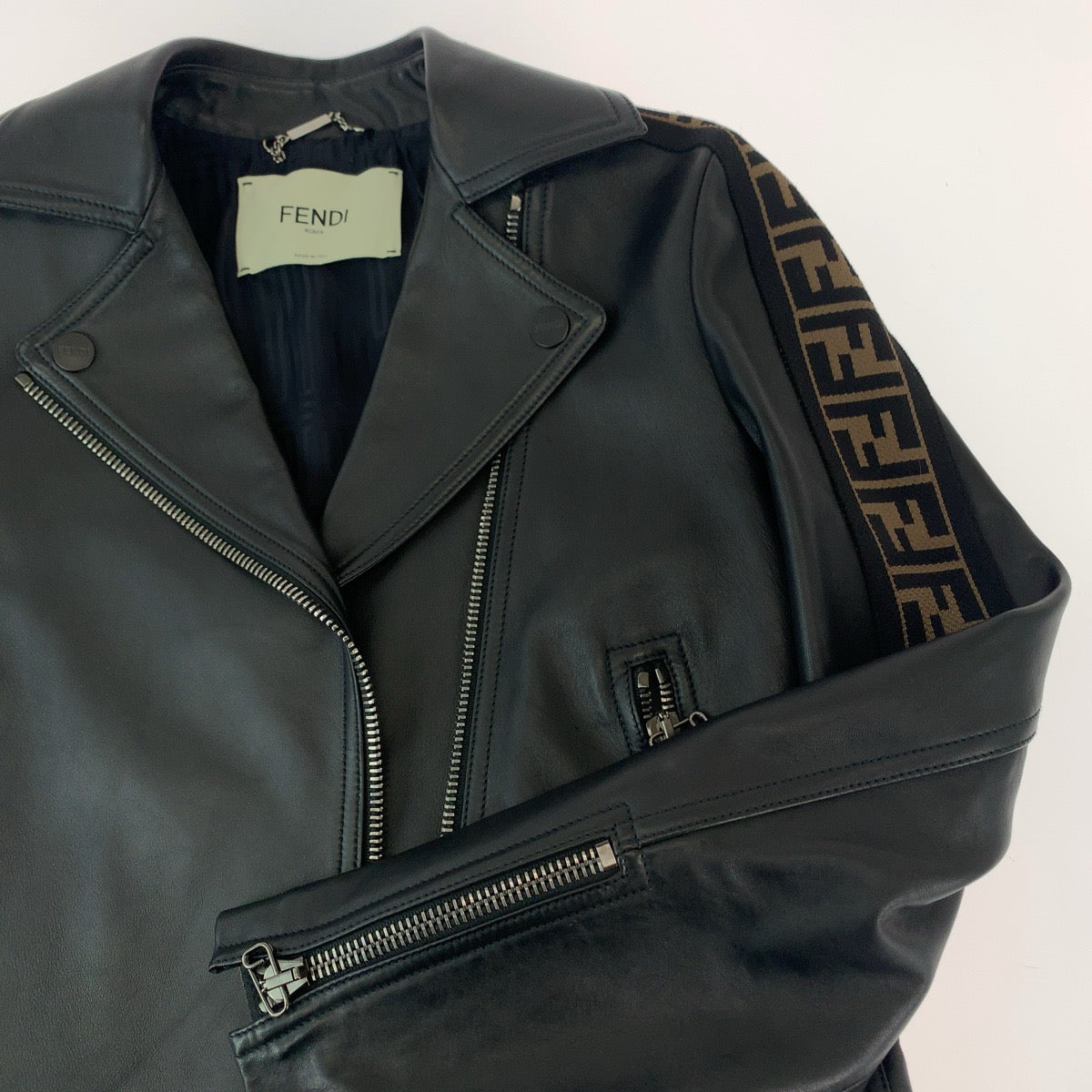 11843
FENDI フェンディ ズッカ柄 サイズ36 ブラック 黒 ブラウン シルバー金具 ラムスキン ライダースジャケット  レディース A110