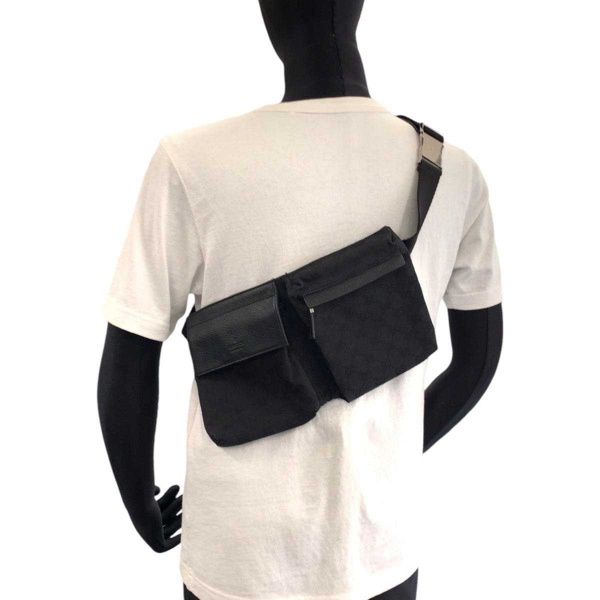 13189
GUCCI グッチ ブラック 黒 シルバー金具 GGキャンバス 28566 ボムバッグ ウエストバッグ  メンズ