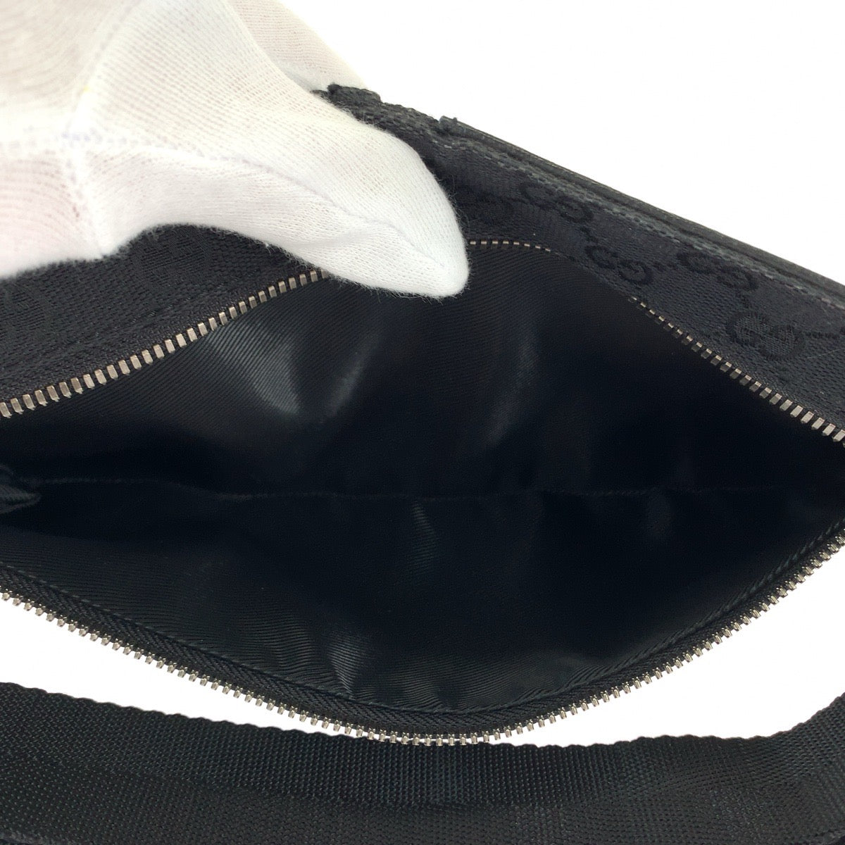 13189
GUCCI グッチ ブラック 黒 シルバー金具 GGキャンバス 28566 ボムバッグ ウエストバッグ  メンズ