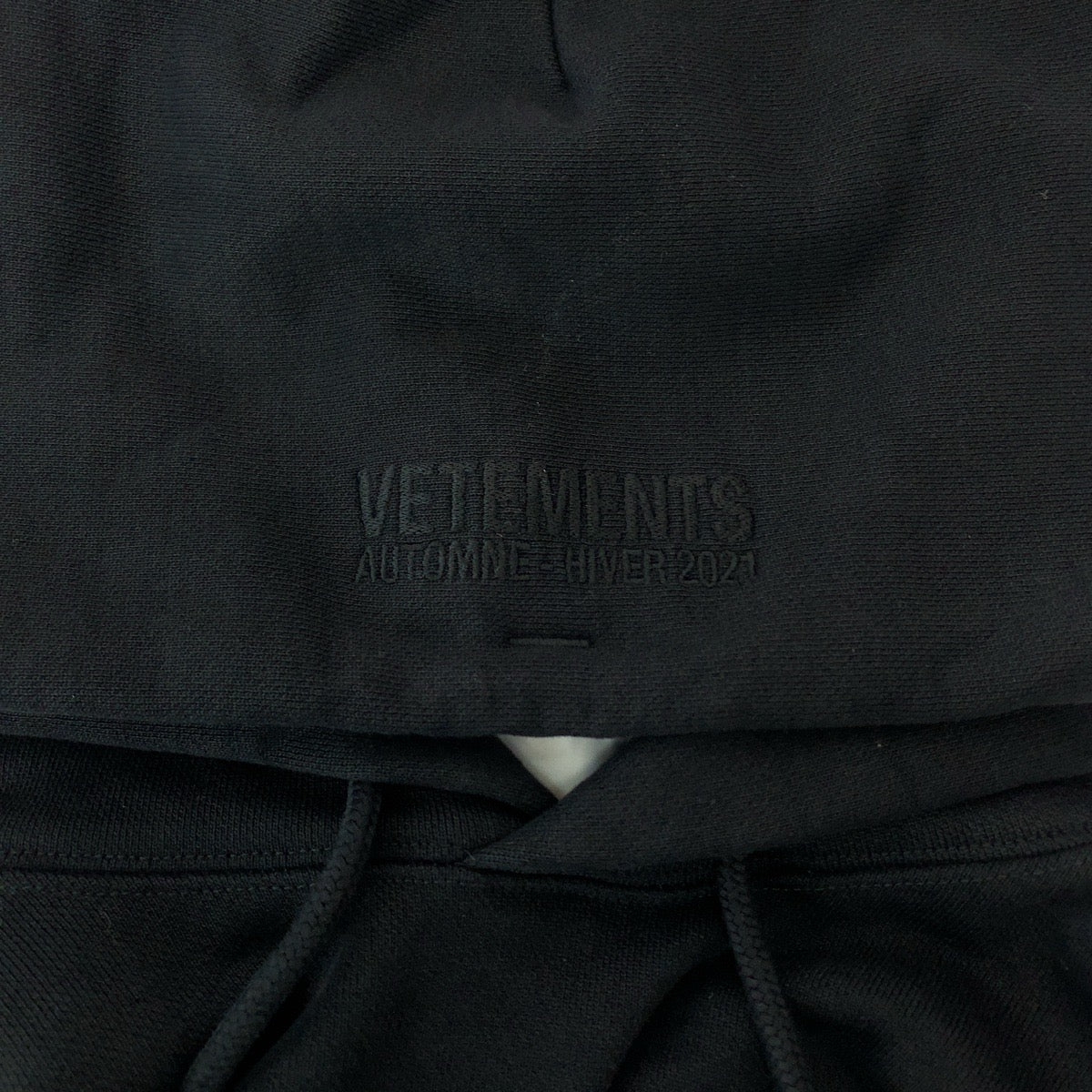 13197
VETEMENTS ヴェトモン 22AW カットオフプルオーバー サイズS ブラック コットン UAH21TR542 パーカー フーディー  メンズ