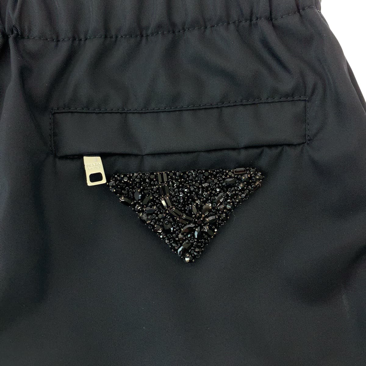 13206
PRADA プラダ ビジュー トライアングル ロゴ サイズ36 ブラック 黒 シルバー金具 ナイロン ジョガーパンツ ナイロンパンツ ロングパンツ  レディース