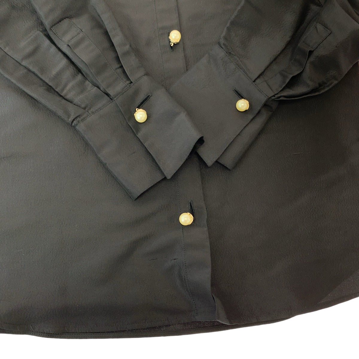 13209
CHANEL シャネル フェイクパール サイズ36 ブラック ゴールド金具 シルク P64478V24243 長袖シャツ ドレスシャツ シルクシャツ レディース ABP48