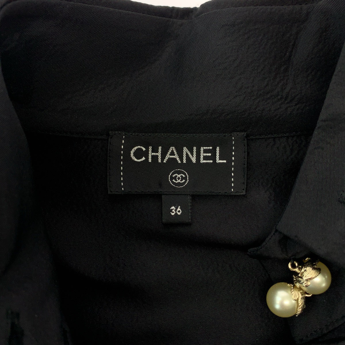 13209
CHANEL シャネル フェイクパール サイズ36 ブラック ゴールド金具 シルク P64478V24243 長袖シャツ ドレスシャツ シルクシャツ レディース ABP48