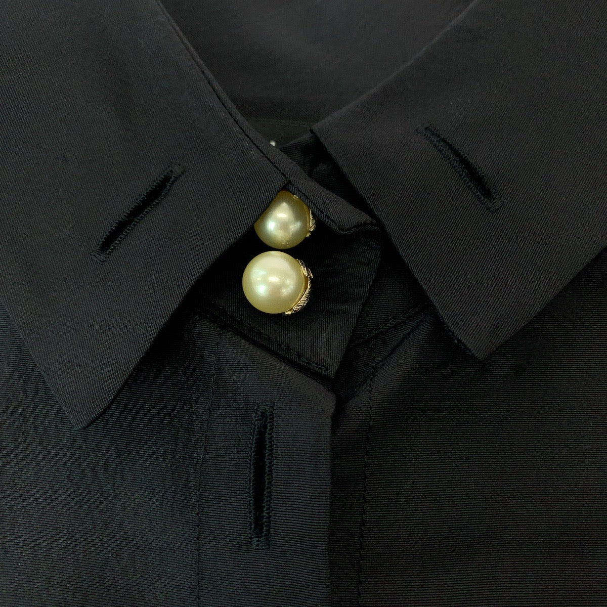 13209
CHANEL シャネル フェイクパール サイズ36 ブラック ゴールド金具 シルク P64478V24243 長袖シャツ ドレスシャツ シルクシャツ レディース ABP48