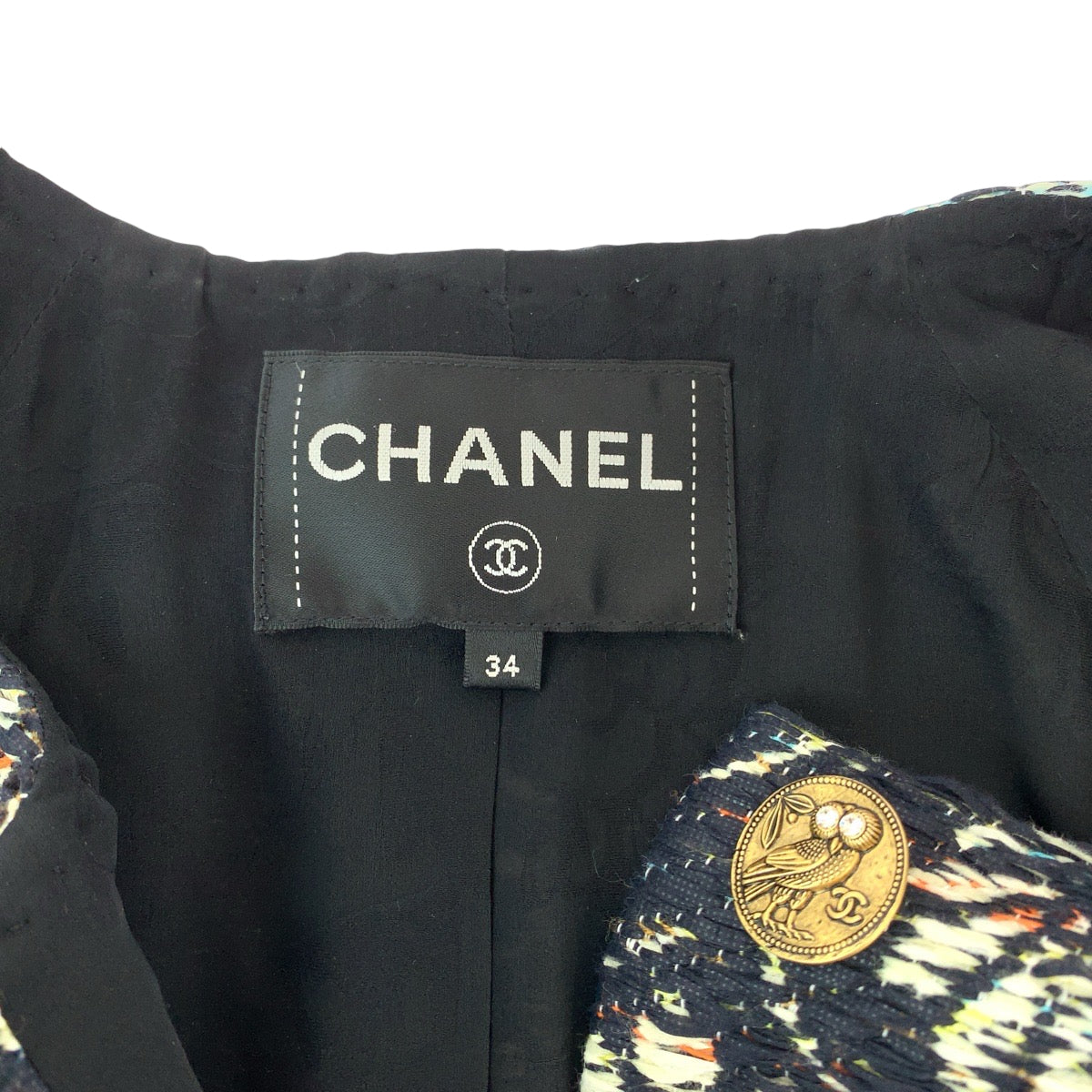 13212
CHANEL シャネル 総柄 フクロウ ココマーク サイズ34 ネイビー マルチカラー ウール P57902V43779 ノーカラージャケット ハーフコート  レディース A150