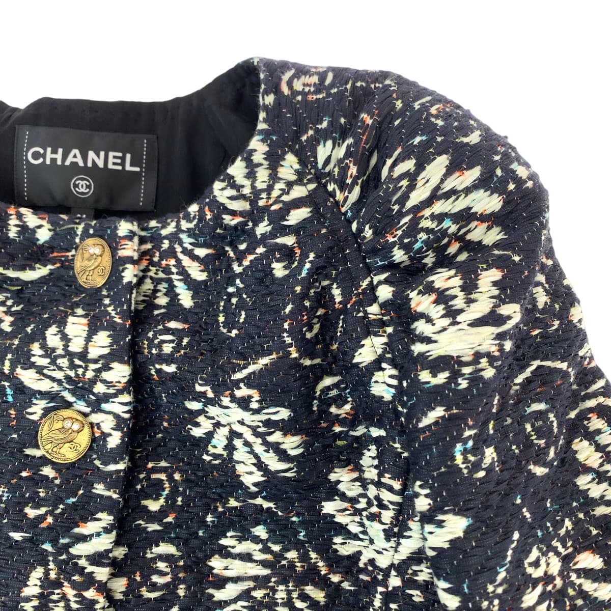 13212
CHANEL シャネル 総柄 フクロウ ココマーク サイズ34 ネイビー マルチカラー ウール P57902V43779 ノーカラージャケット ハーフコート  レディース A150