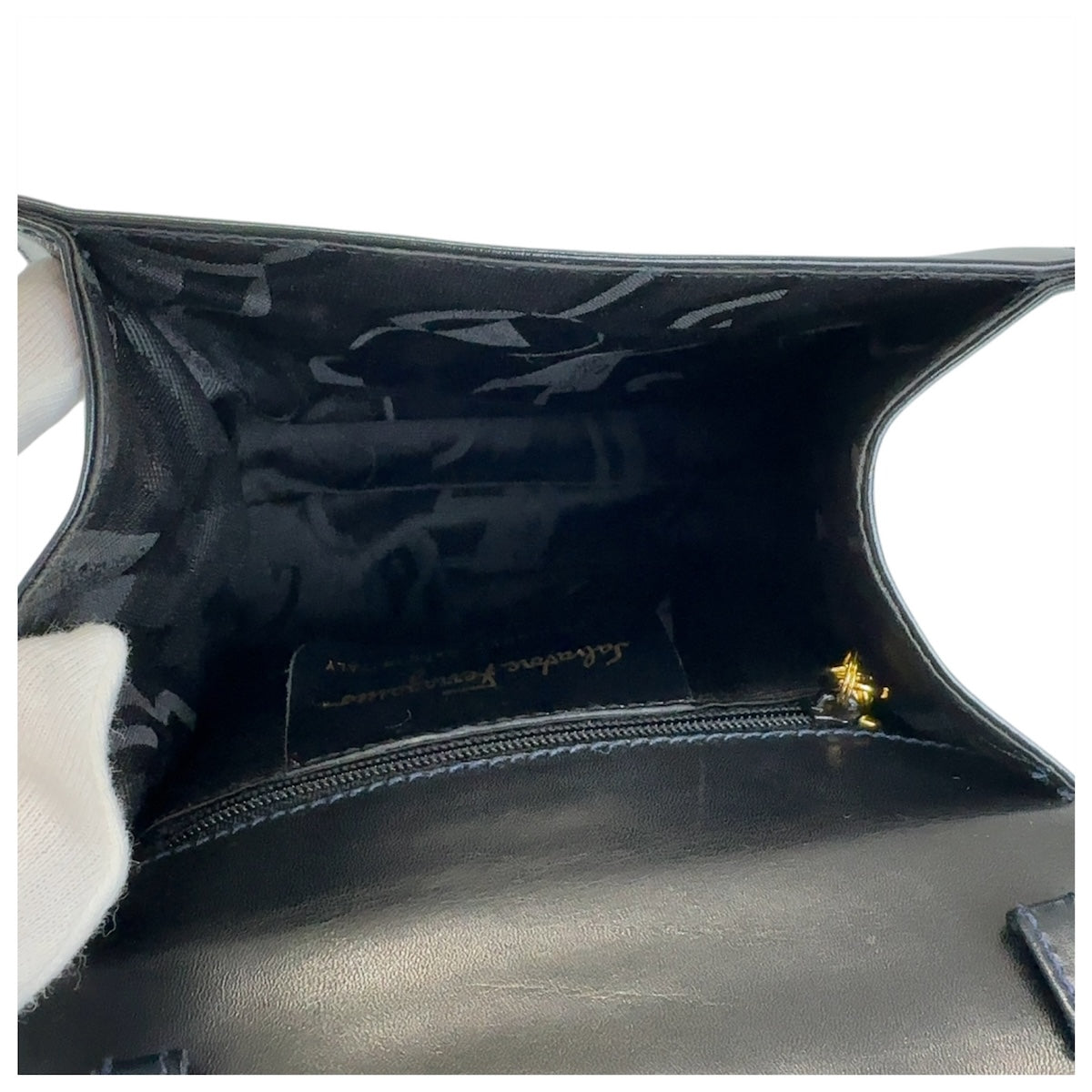 13250
Salvatore Ferragamo サルヴァトーレフェラガモ ヴィンテージ ヴァラリボン ネイビー ゴールド金具 レザー ハンドバッグ ショルダーバッグ 2way  レディース