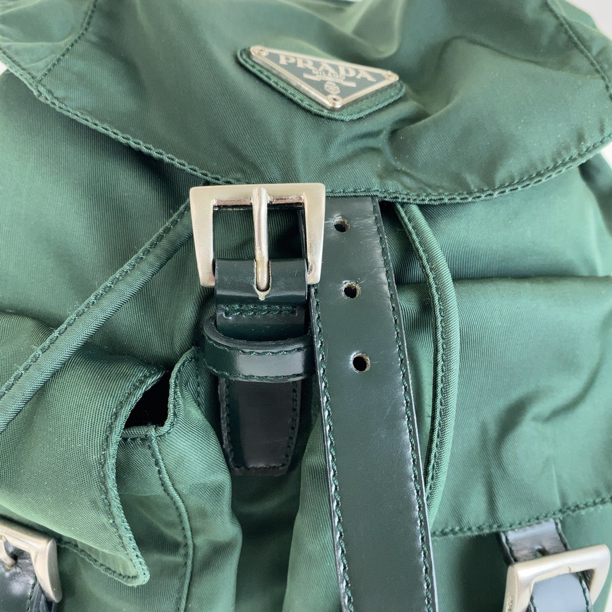 13270
PRADA プラダ テスート 三角ロゴプレート グリーン シルバー金具 ナイロン B6677 リュックサック バックパック  レディース
