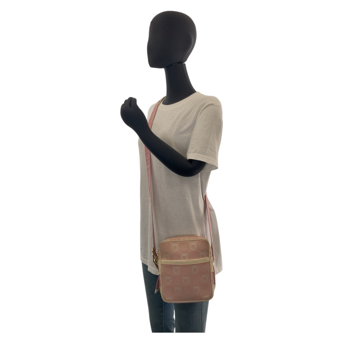 13292
Salvatore Ferragamo サルヴァトーレフェラガモ ガンチーニ ピンク ゴールド金具 キャンバス / レザー 斜め掛け ショルダーバッグ ポシェット  レディース B5