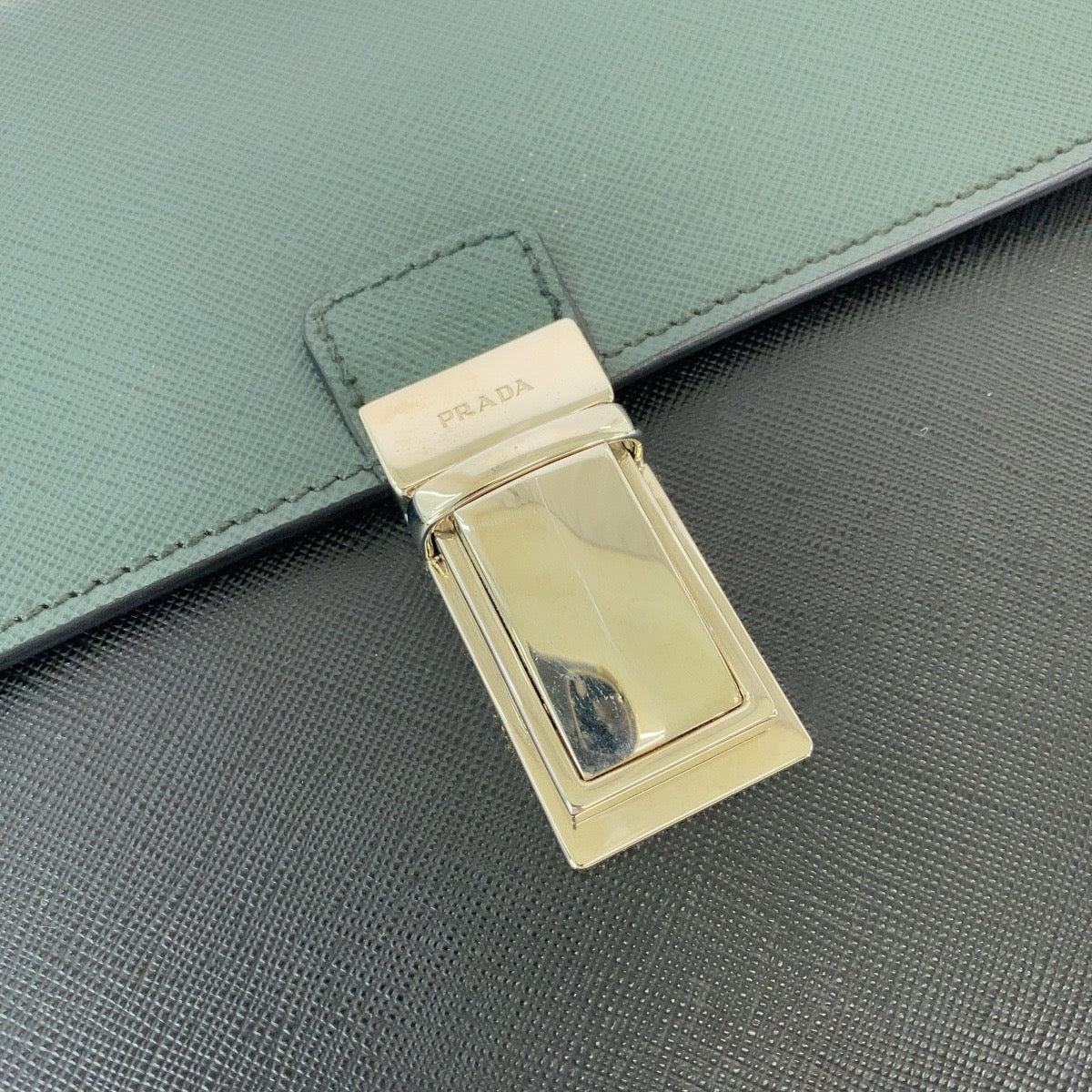 13304
PRADA プラダ サフィアーノ 三角ロゴプレート バイカラー グリーン ブラック シルバー金具 レザー VR089M クラッチバッグ ビジネスバッグ ドキュメントケース  メンズ
