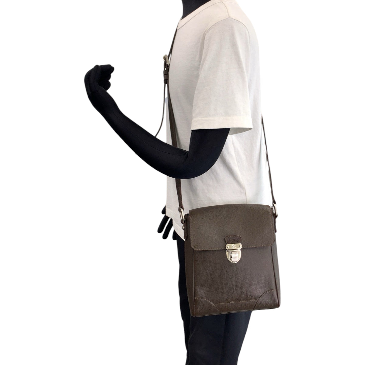 12778
LOUIS VUITTON ルイヴィトン タイガ ルカ グリズリ ブラウン シルバー金具 PVC ショルダーバッグ 斜め掛け  メンズ
