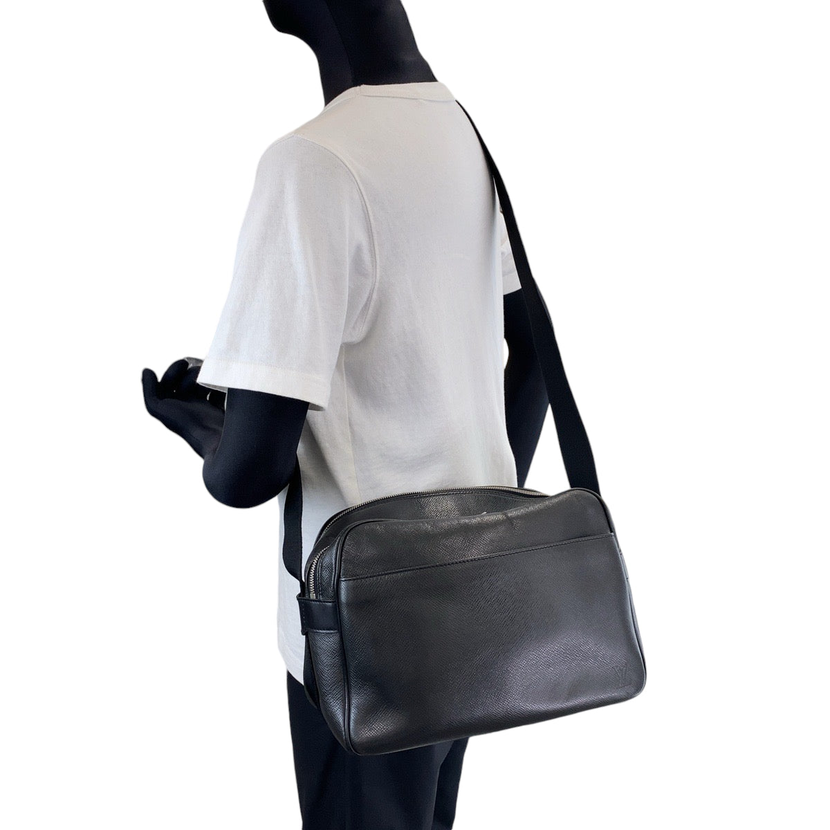 13305
LOUIS VUITTON ルイヴィトン タイガ リポーター アルドワーズ ブラック 黒 シルバー金具 タイガ M30152 ショルダーバッグ 斜め掛け  メンズ