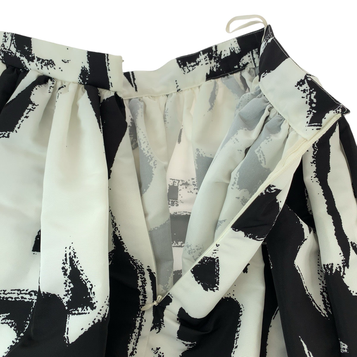 13362
Alexander McQueen アレキサンダーマックイーン 総柄 サイズ36 ブラック 黒 ホワイト ポリエステル ロングスカート  レディース