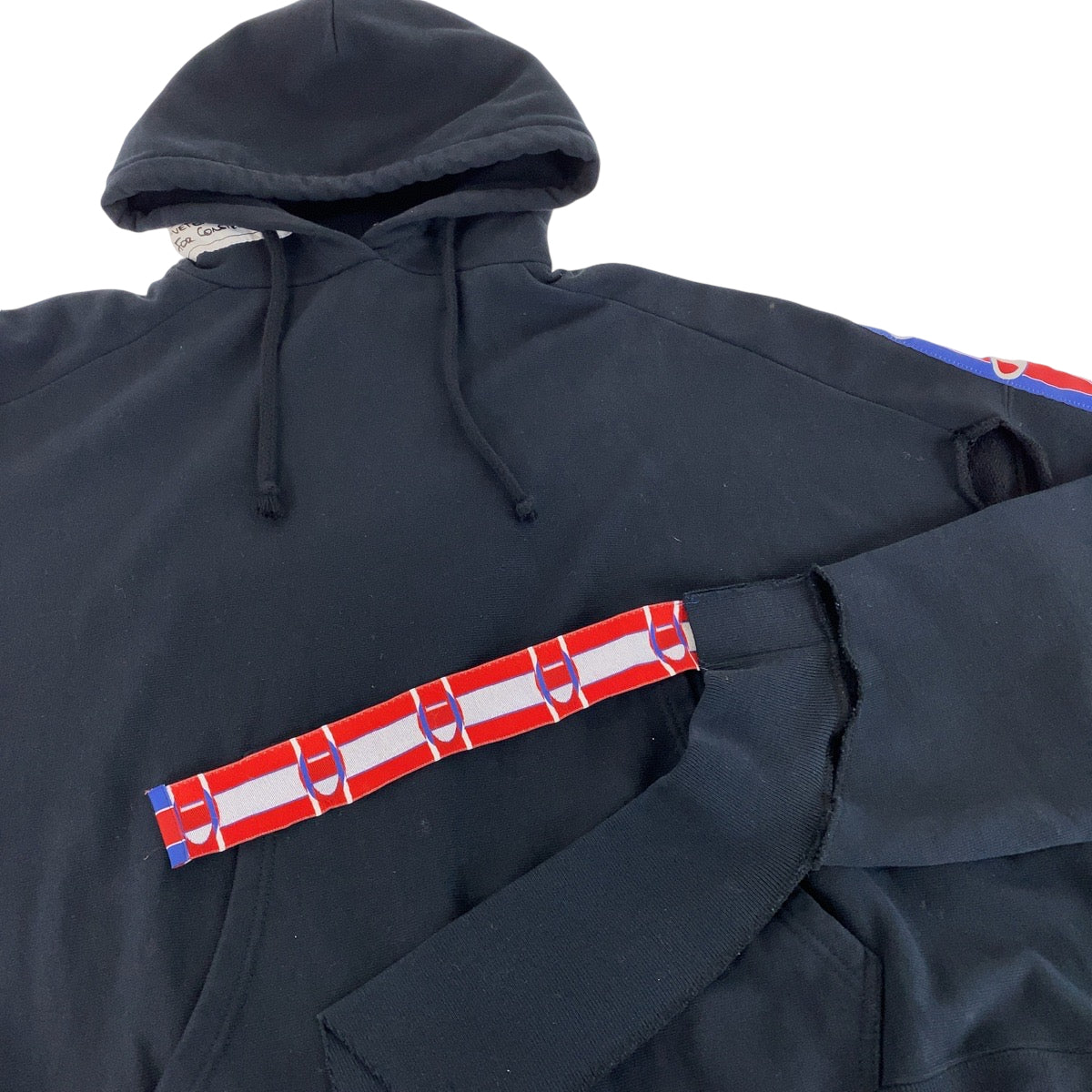 13363
VETEMENTS ヴェトモン チャンピオンコラボ カットオフ パネル ロゴテープ サイズXS ブラック 黒 レッド ブルー コットン WSS17CH7 パーカー フーディー  メンズ