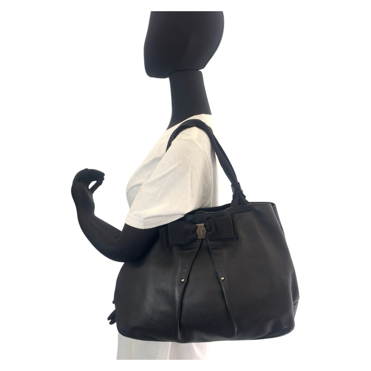 13369
Salvatore Ferragamo サルヴァトーレフェラガモ ヴァラ リボン ブラック 黒 シルバー金具 レザー トートバッグ ショルダーバッグ  レディース