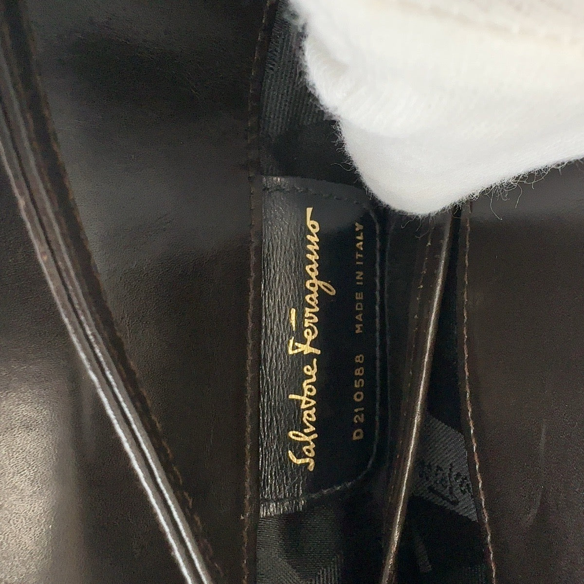 13372
Salvatore Ferragamo サルヴァトーレフェラガモ ヴァラ ダークブラウン ゴールド金具 レザー ショルダーバッグ ポシェット  レディース