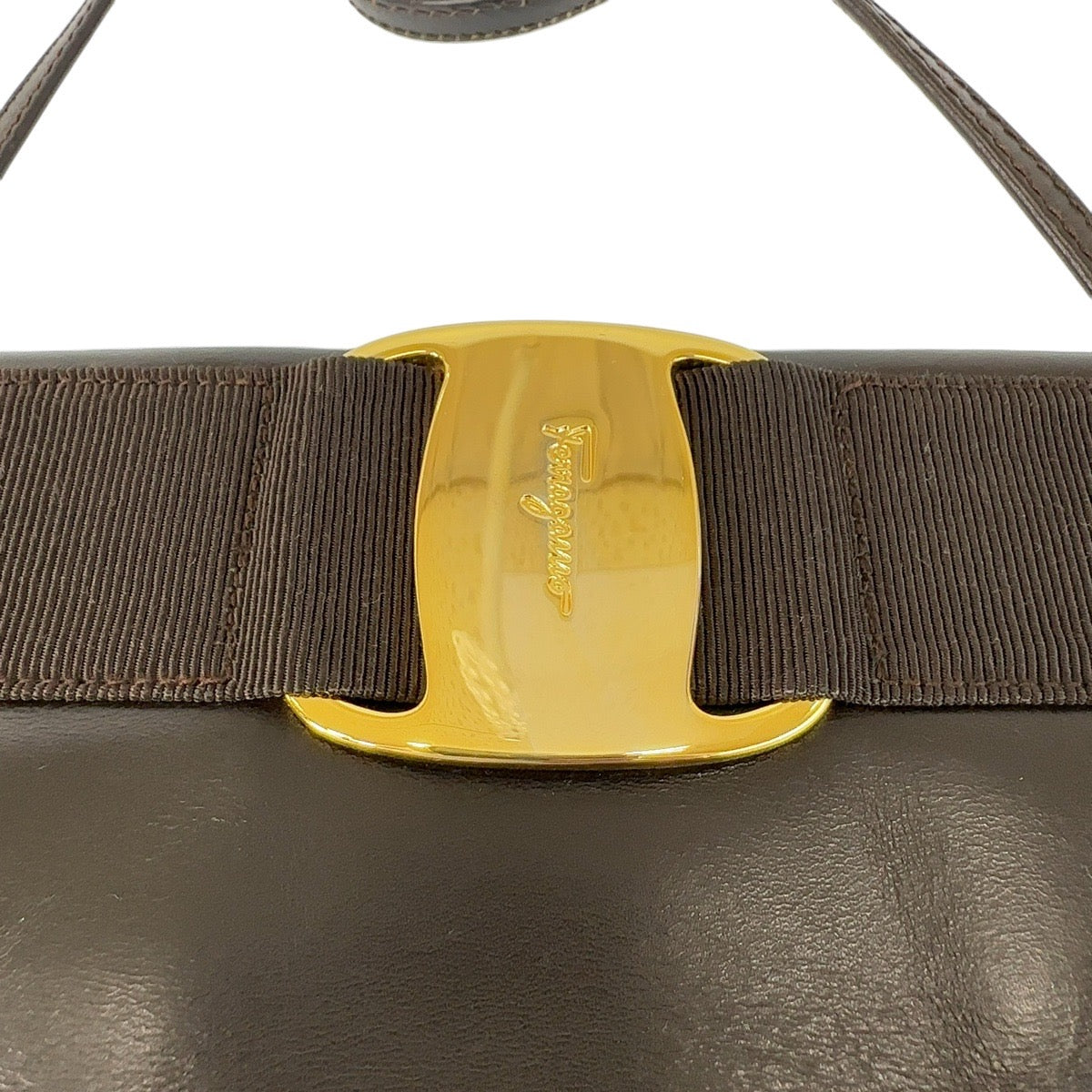 13372
Salvatore Ferragamo サルヴァトーレフェラガモ ヴァラ ダークブラウン ゴールド金具 レザー ショルダーバッグ ポシェット  レディース