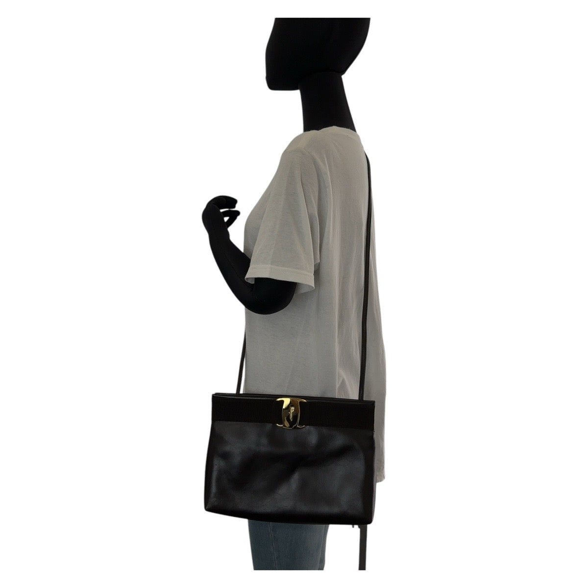 13372
Salvatore Ferragamo サルヴァトーレフェラガモ ヴァラ ダークブラウン ゴールド金具 レザー ショルダーバッグ ポシェット  レディース
