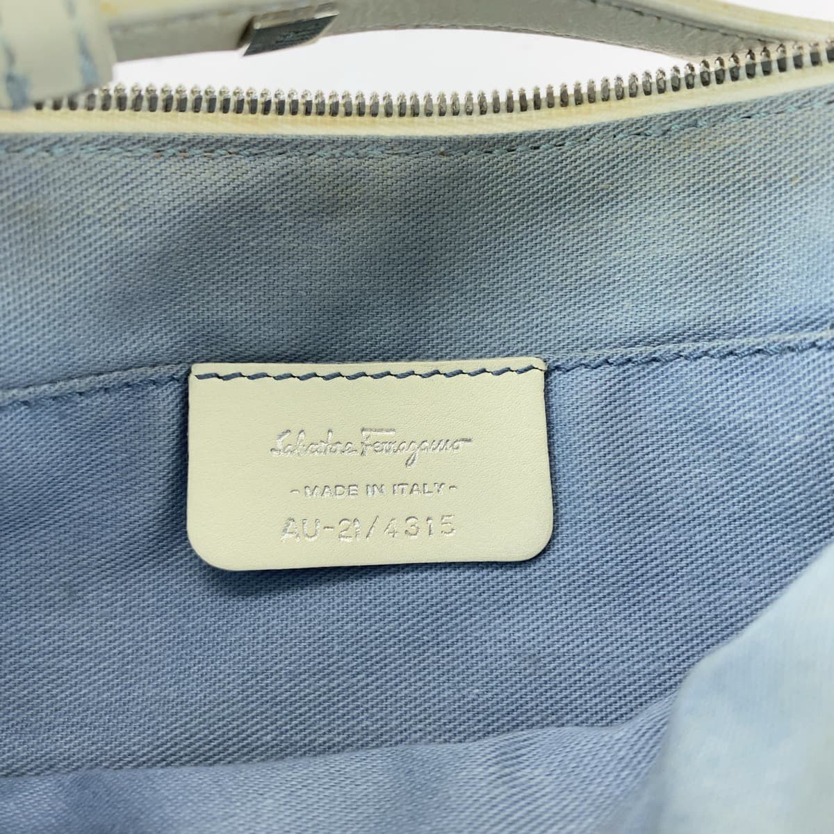 13377
Salvatore Ferragamo サルヴァトーレフェラガモ ガンチーニ ホワイト シルバー金具 レザー AU 21 4315 ショルダーバッグ アクセサリーポーチ  レディース