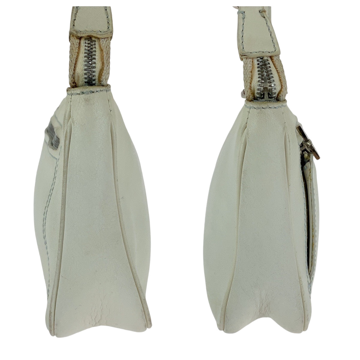 13377
Salvatore Ferragamo サルヴァトーレフェラガモ ガンチーニ ホワイト シルバー金具 レザー AU 21 4315 ショルダーバッグ アクセサリーポーチ  レディース