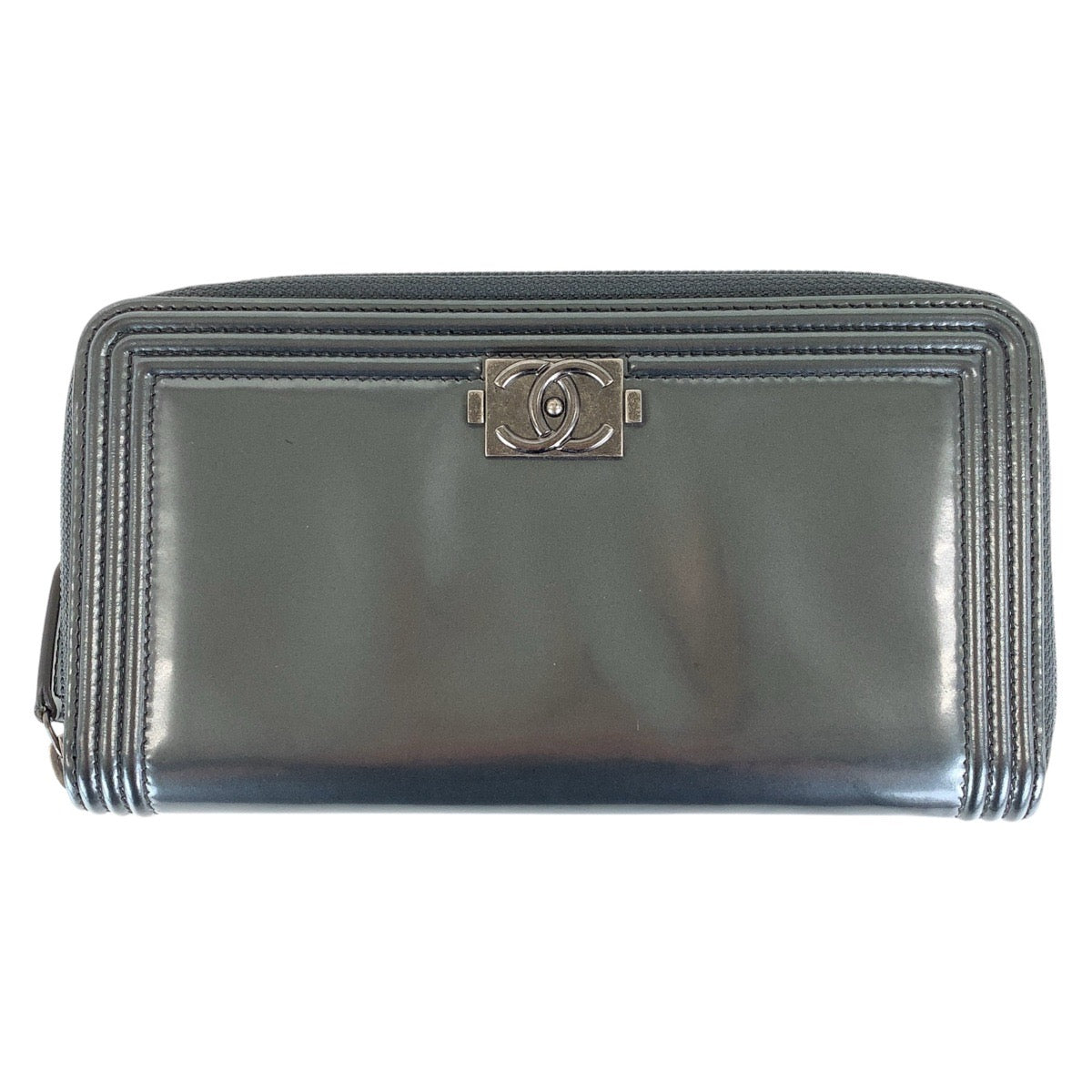 13392
CHANEL シャネル ボーイシャネル グレー メタリック ガンメタ金具 エナメル 長財布 ラウンドファスナー  レディース