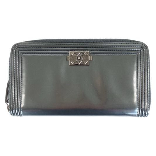 13392
CHANEL シャネル ボーイシャネル グレー メタリック ガンメタ金具 エナメル 長財布 ラウンドファスナー  レディース