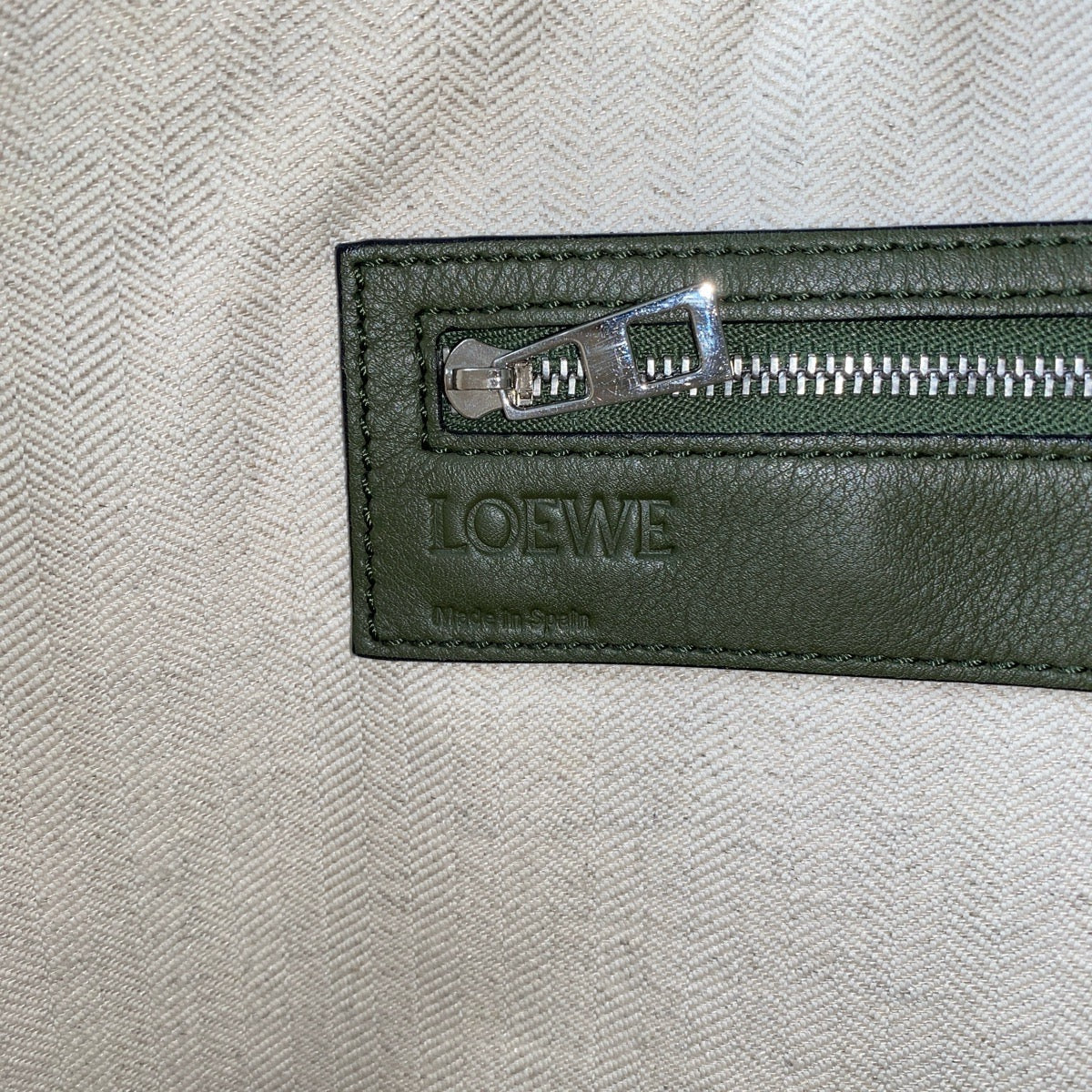 13410
LOEWE ロエベ リピートアナグラム グリーン シルバー金具 レザー ビジネスバッグ ブリーフケース 男女兼用  メンズ