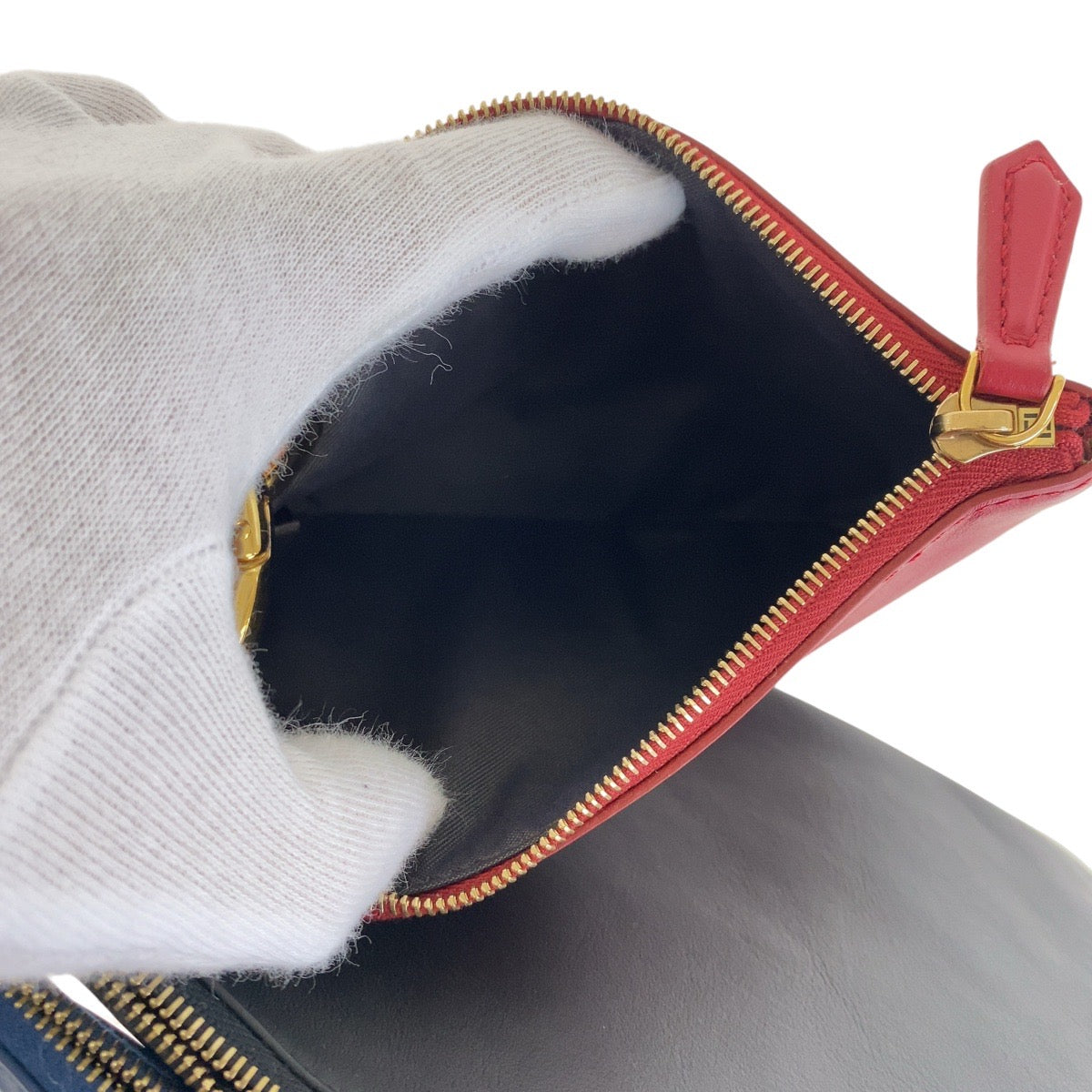 13436
FENDI フェンディ トリプレット ブルー レッド ブラック ゴールド金具 レザー クラッチバッグ アクセサリーポーチ  レディース