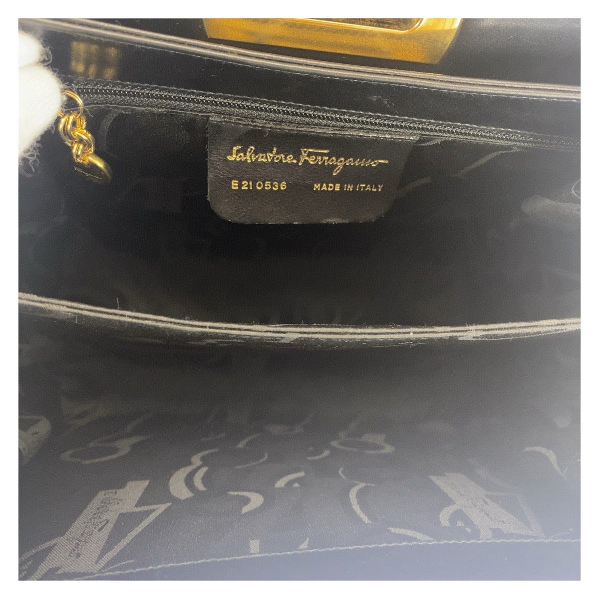 13493
Salvatore Ferragamo サルヴァトーレフェラガモ ヴィンテージ ヴァラ 型押し ブラック 黒 ゴールド金具 レザー チェーンショルダーバッグ ポシェット  レディース