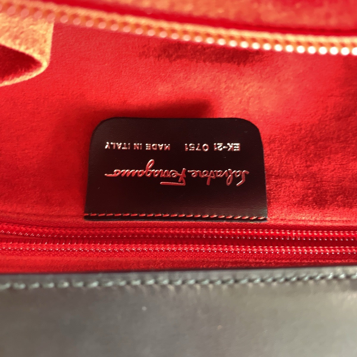 13497
Salvatore Ferragamo サルヴァトーレフェラガモ ガンチーニ ブラック レッド 黒 ゴールド金具 レザー トートバッグ ショルダーバッグ  レディース A26